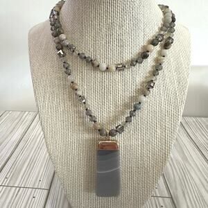 Handmade long agate and crystal beaded necklaced with agate pendant‎